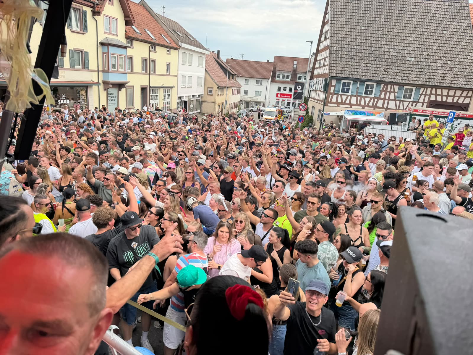 Feiernde Menge auf dem Dorfplatz in Empfingen, Blick vom Truck